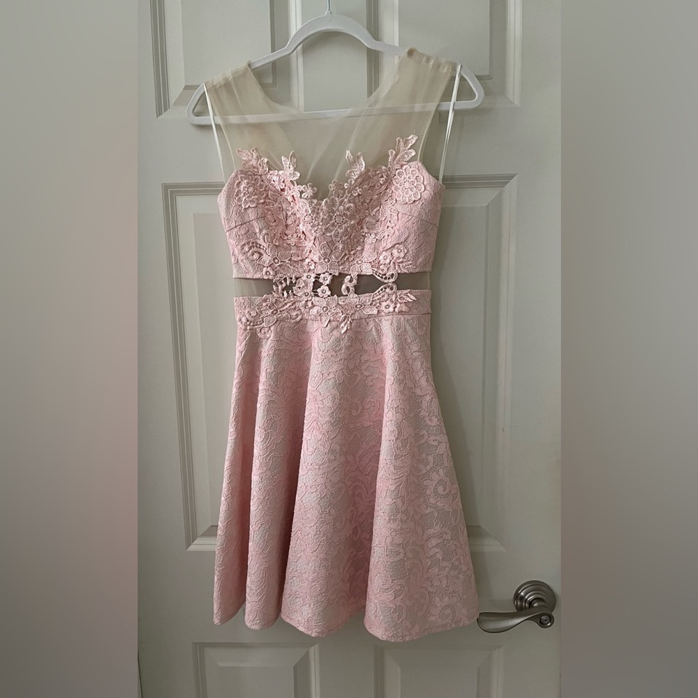 Girl’s Juniors semi formal pale pink lace brocade dress w/mesh prom homecoming S